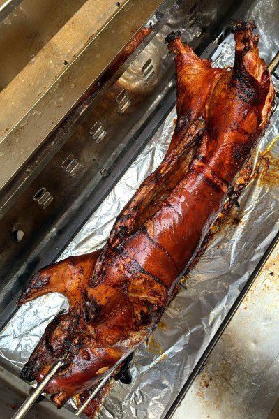 Spanferkel vor Ort gegrillt - 858-to-cater.de